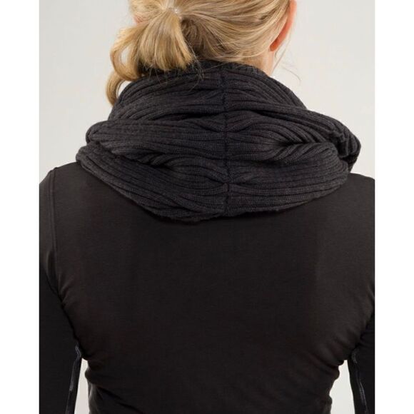 Lululemon Movement Neckwarmer
Heathered Black   - Picture 4 of 12